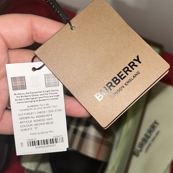 BURBERRY
Furley Vintage Check Slide Sandals - Picture 9 of 10